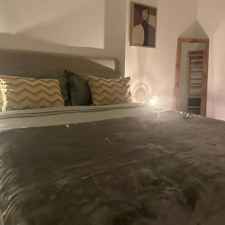 Stylish Renovated In Chiado Lizbona