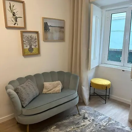 Apartment Stylish Renovated In Chiado Lisbon
