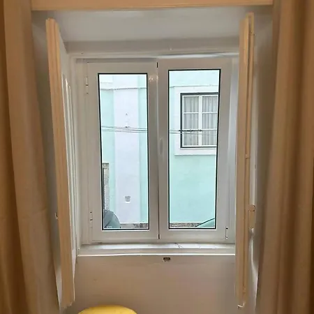 Stylish Renovated In Chiado *