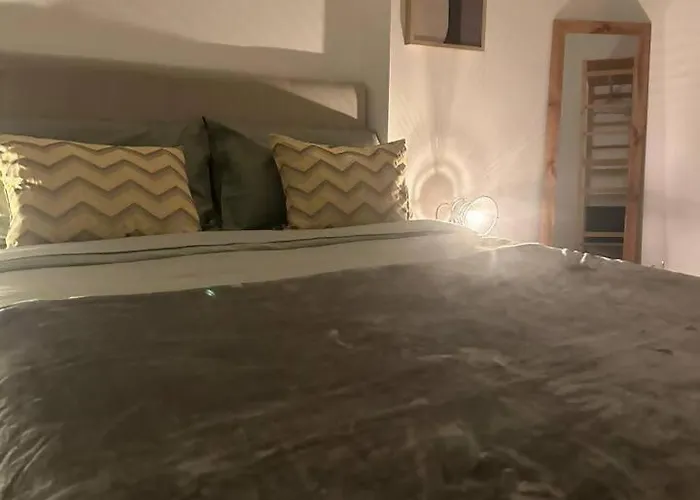 Stylish Renovated In Chiado Lisboa