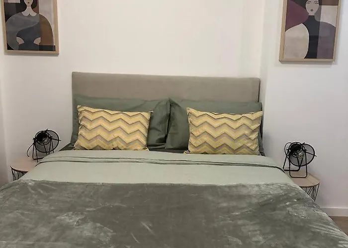 Stylish Renovated In Chiado شقة *