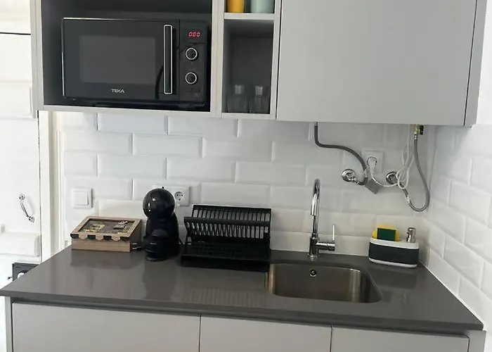 Stylish Renovated In Chiado شقة *