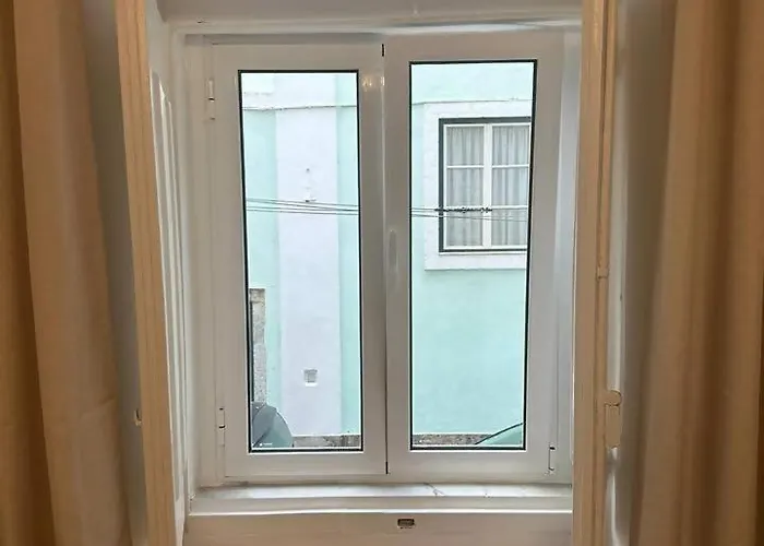 Stylish Renovated In Chiado *