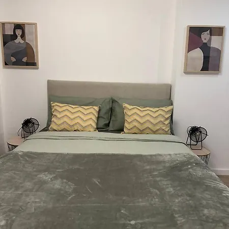 Stylish Renovated In Chiado شقة *